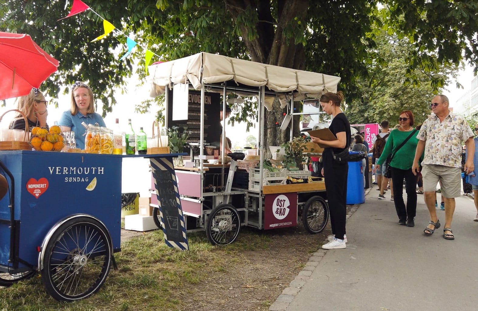 Fra ostewalks og vermouth-pairing til fonduefest og Danmarks bedste ostemad: Sensommeren 2019 står i ostens tegn. For 5. år i træk har Mejeriforeningens ostekulturkampagne Ost & ko et tætpakket madfestivalprogram af osteoplevelser linet op til osteelskere over hele landet. Ostevognens roadshow er startskuddet til en ny 3-årig europæisk ostekampagne i 2019-2021. Her er et hurtigt overblik over Ost & kos velduftende rute gennem landskabet.