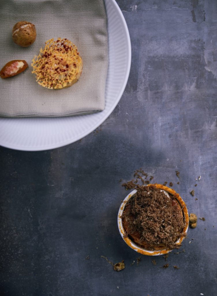 Opskrift på ostesoufflé. Sådan laver du en ægte ostesoufflé med Arla Unika Havgus og vintertrøffel. Læs med og lær hvordan du kan lave den derhjemme.