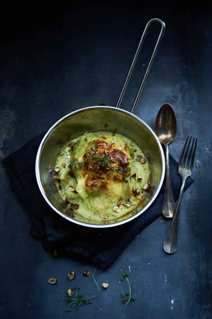 Sådan laver du bagt blomkål med broccoli-ostesauce, lavet på Goudan. Få opskriften på en grøn, vegetarisk ret med ost.