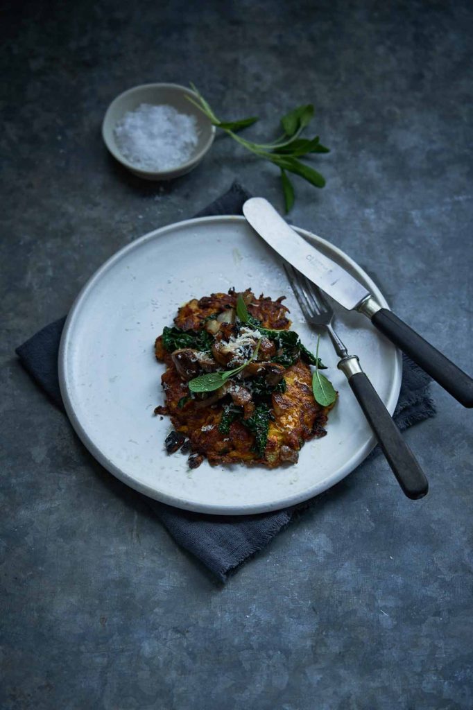 Sådan laver du bagt blomkål med broccoli-ostesauce, lavet på Goudan. Få opskriften på en grøn, vegetarisk ret med ost.