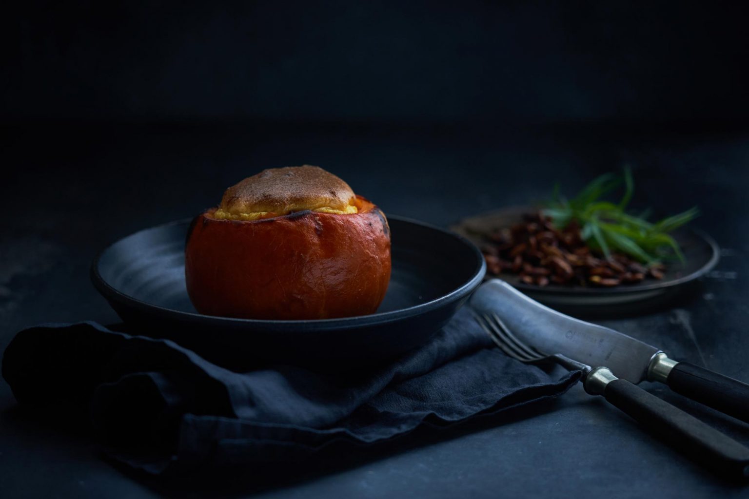 Sådan laver græskar-souffle med gedefriskost, Få opskriften på en, vegetarisk souffle med ost.