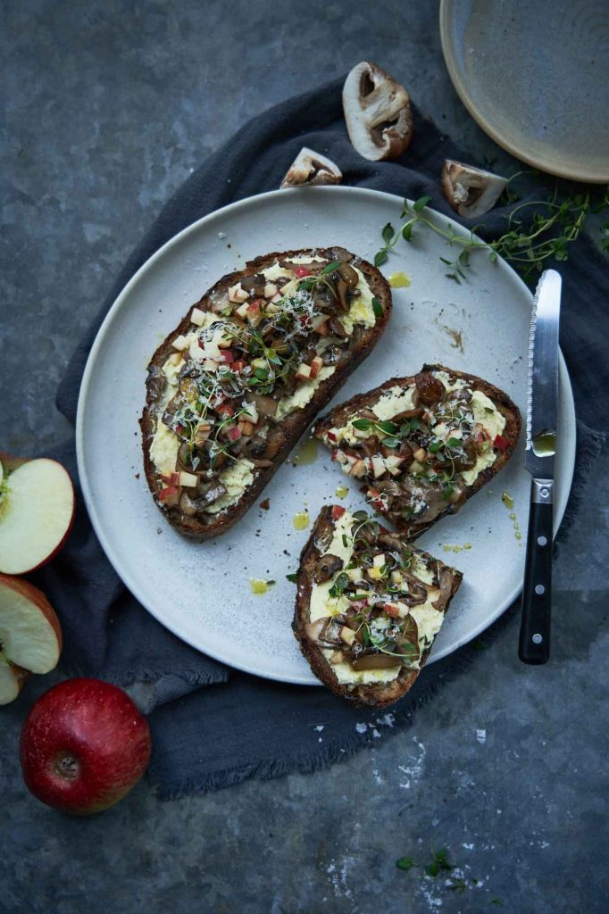 Sådan laver bruschetta med svampe, æble og ostecreme af Rød Krystal. Her er vegetarisk opskrift på en nordisk inspireret bruschetta med ost.