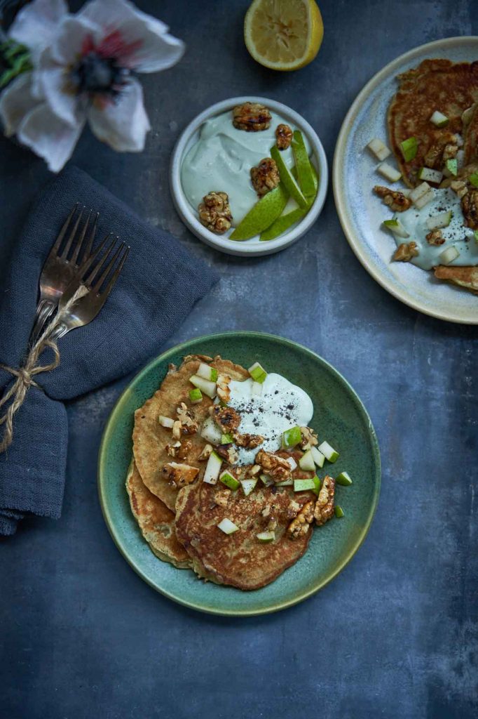 Sådan laver en pandekager med pære, blåskimmelcreme og honningristede valnødder. Få en opskrift på en dessert med blåskimmelost.