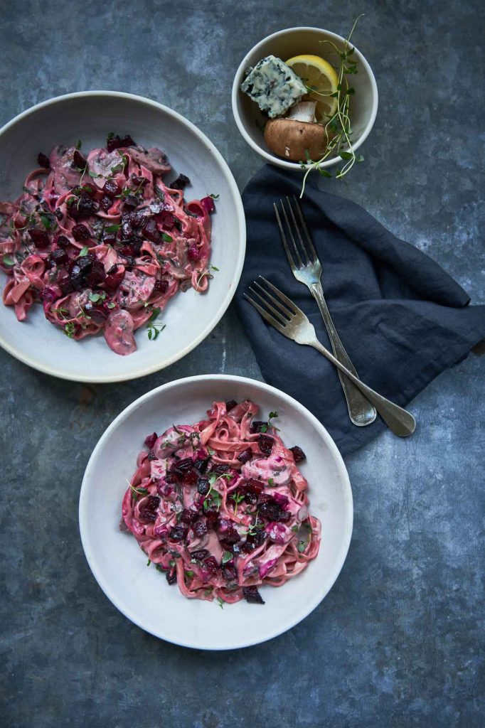 Lækker vegetarisk opskrift på pasta med sovs af blåskimmelost og bagte rødbeder. Se her, hvordan du laver en vegetarret med ost og masser af grønt.