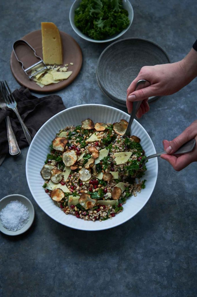 Se hvordan du laver perlespeltsalat med Thybo ost, granatæble og jordskokkechips. Find opskriften på en lækker vegetarisk ret med ost lige her.