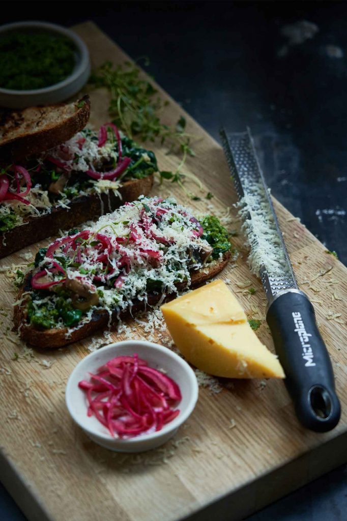 En vegetarisk opskrift på en toast med ost, grønkålspesto og syltede rødløg. Sådan laver du en lækker vegetarret med ost, spinat, grønkål og rødløg.