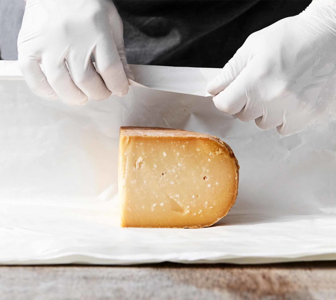 Bliv meget klogere på opbevaring af ost, hvordan en ost skal pakkes ind, og hvor længe den kan holde sig i både køleskab og fryser.