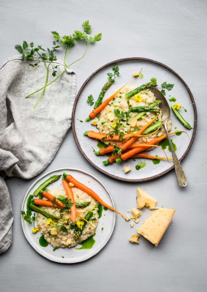 Sådan laver du risotto på Høost med asparges, gulerødder, skalotteløg og kørvelolie. Få Cecilie Sofie Svenssons opskrift på en grøn ret med ost.