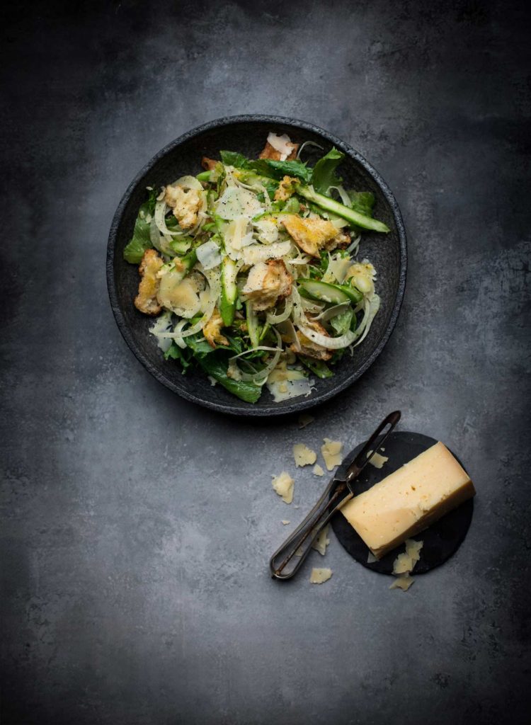 Sådan laver du en sprød salat med asparges, fennikel og frillicesalat, hård ost og croutoner. Få Mira Arkins opskrift på en grøn ret med ost.