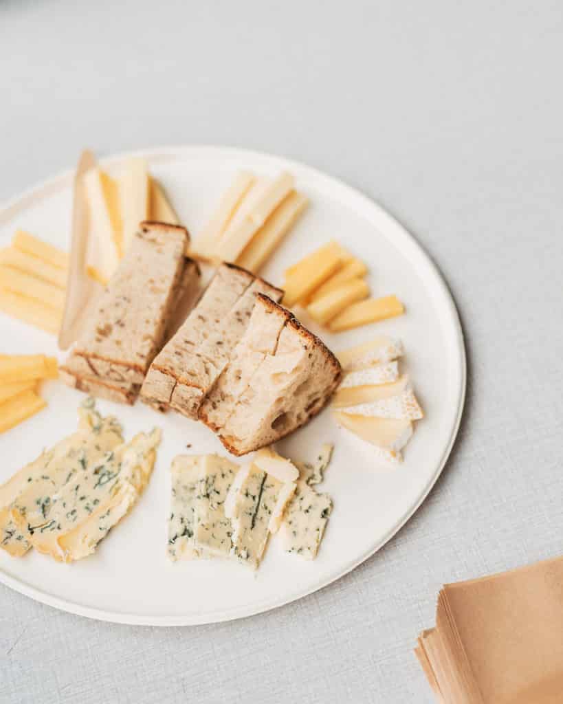 Boost dit ordforråd og bliv bedre til at beskrive osten. Læs Ost & kos guide til at beskrive ostens smag.