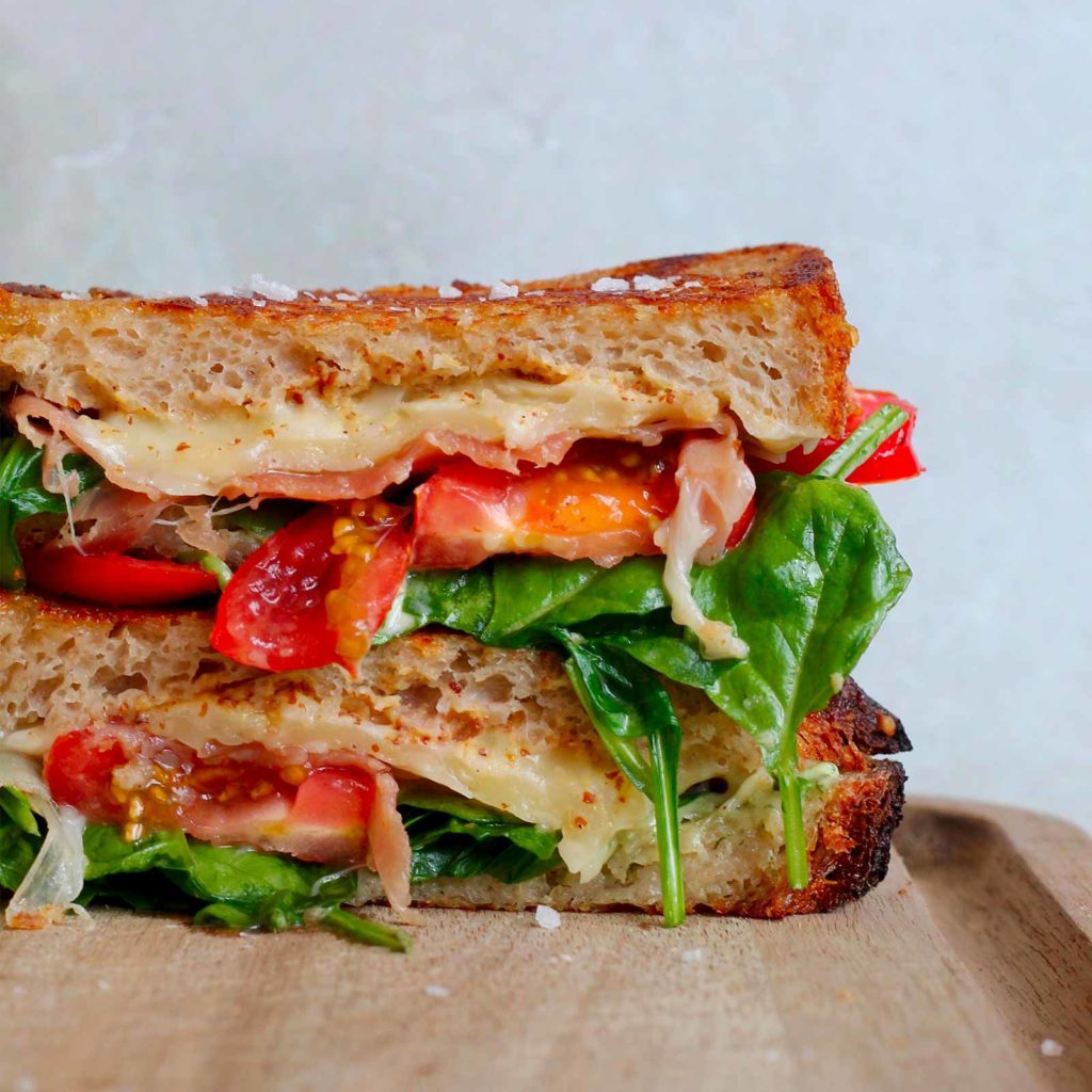 Sådan laver du grøn toast med ost og skinke til aftensmad eller frokost. Få opskriften på perfekt tøm-køleskabet-mad lige her.