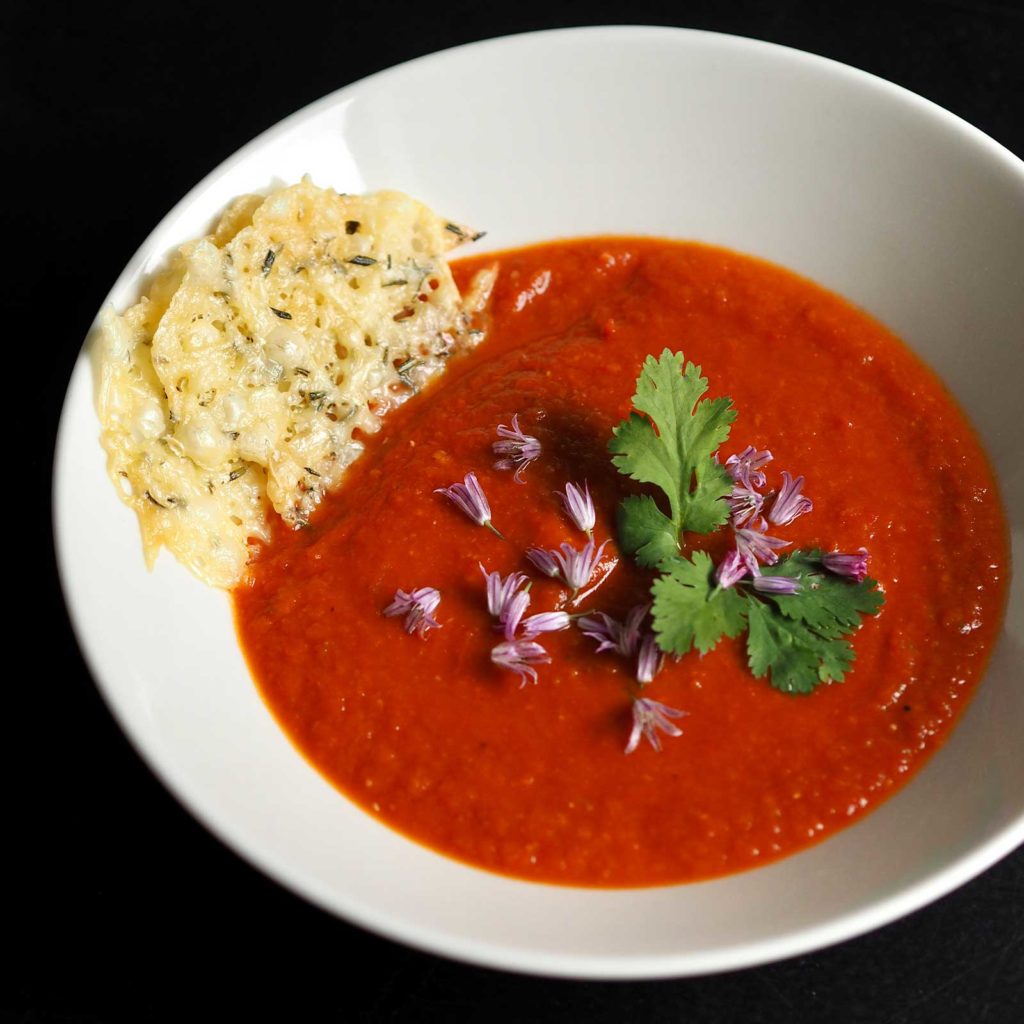 Sådan laver du en nem og hurtig tomatsuppe med ostechips. Få opskriften på perfekt tøm-køleskabet-mad, hvor du bruger dine rester og undgår madspild.