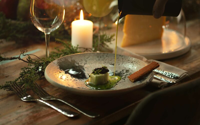 Nytårsforret: Terrine med cheddar og syltet grønt serveret med ostetoast og caviar